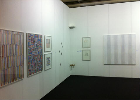 Stand G 3 an der KUNST ZÜRICH dieser Ausschnitt: Lucia Coray (Arbeiten auf Papier), Susanna Niederer (Objekte), Esther Roth (Gemälde)