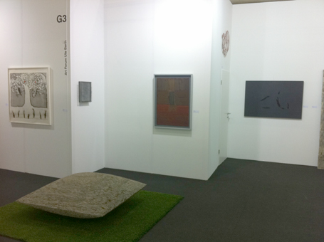 Stand G 3 an der KUNST ZÜRICH dieser Ausschnitt: Pierre Alechinsky (Grafik), Dieter Kränzlein (Skulptur), Peter Wechsler (Glas-Arbeit und Mischtechnik), Judith Trepp (Gemälde)